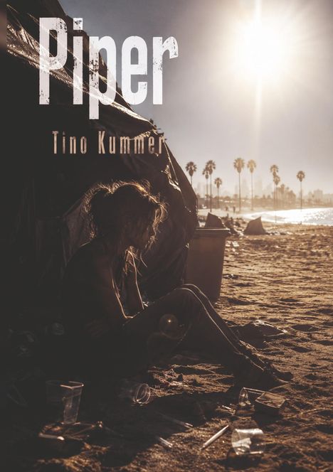 Große Texte: "Piper", "Tino Kummer". Eine Person sitzt am Strand, im Hintergrund Palmen und eine Stadt im Sonnenlicht.
