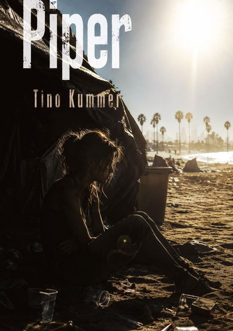 Text: "Piper" und "Tino Kummer". Schattenhafte Frau am Strand; Zelte, Palmen, Stadt im Hintergrund, sonnige Atmosphäre.
