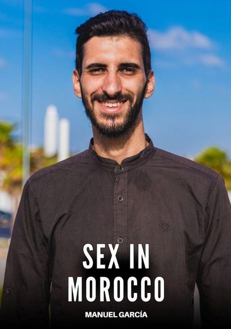 Text: "SEX IN MOROCCO" und "MANUEL GARCÍA". Ein lächelnder Mann mit Bart in schwarzem Hemd vor blauem Himmel.