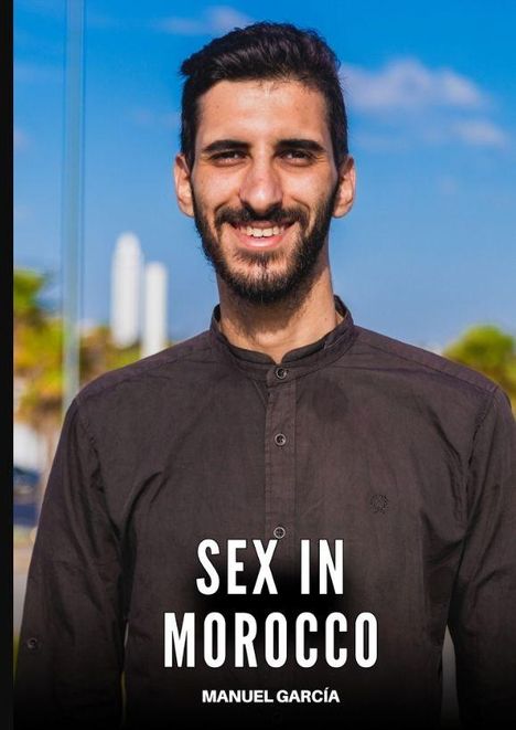 „SEX IN MOROCCO“, „MANUEL GARCÍA“. Ein Mann mit dunklen Haaren und Bart lächelt vor einem blauen Himmel.