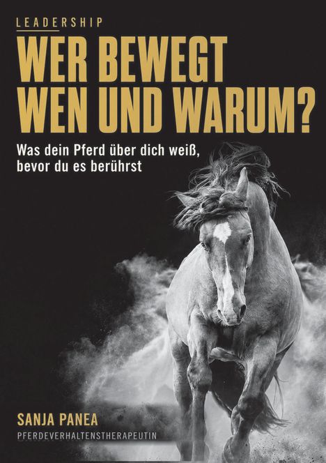"Leadership: Wer bewegt wen und warum? Was dein Pferd über dich weiß, bevor du es berührst. Sanja Panea, Pferdeverhaltenstherapeutin." Ein graues Pferd galoppiert kraftvoll durch Rauch oder Staub.