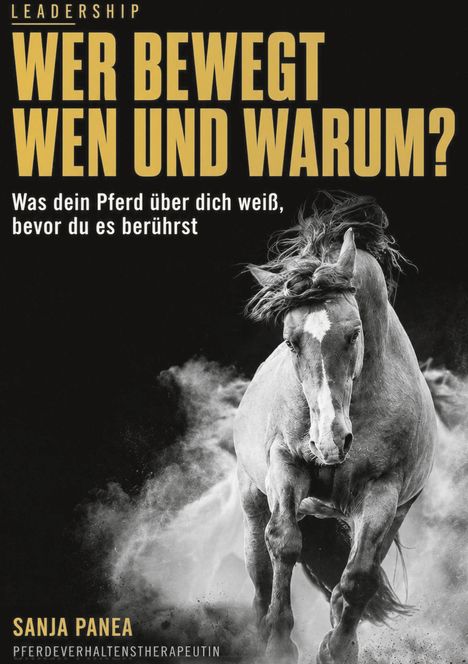 Text: „LEADERSHIP WER BEWEGT WEN UND WARUM?“ Ein wild galoppierendes Pferd vor dunklem Hintergrund.