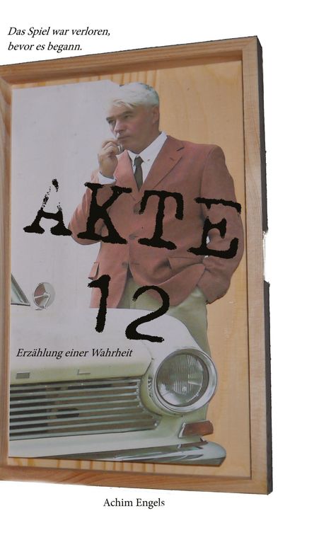 Text: „Das Spiel war verloren, bevor es begann. AKTE 12 Erzählung einer Wahrheit Achim Engels.”  
Illustration: Mann neben Auto.