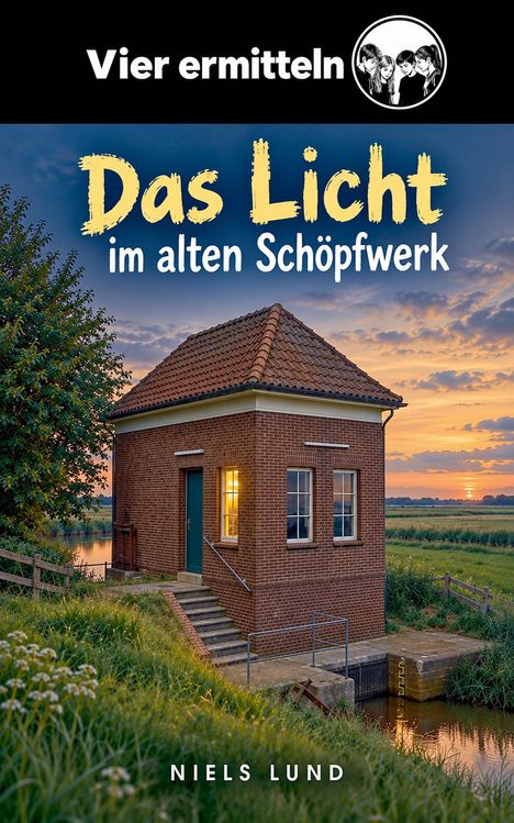 "Vier ermitteln. Das Licht im alten Schöpfwerk. Niels Lund." Ein Backsteinhaus mit warmem Licht, umgeben von Natur beim Sonnenuntergang.