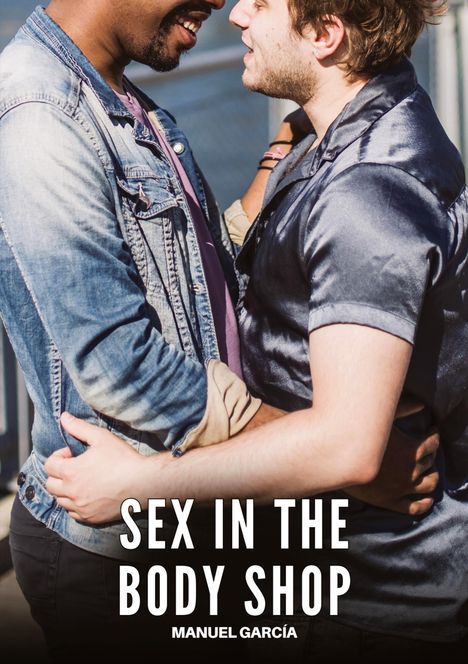 Zwei Männer umarmen sich lächelnd. Der Text lautet: "SEX IN THE BODY SHOP" und "MANUEL GARCÍA".