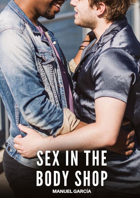 „SEX IN THE BODY SHOP“ und „MANUEL GARCÍA“. Zwei Männer in inniger Umarmung, lächelnd, in Freizeitkleidung.