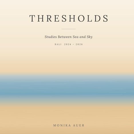 „THRESHOLDS: Studies Between Sea and Sky, Bali 2024-2026. Monika Auer.“ Softes Farbspiel zwischen Sand und Himmel.