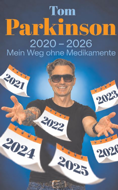 „Tom Parkinson, 2020–2026, Mein Weg ohne Medikamente“. Mann mit Sonnenbrille wirft Kalenderblätter.