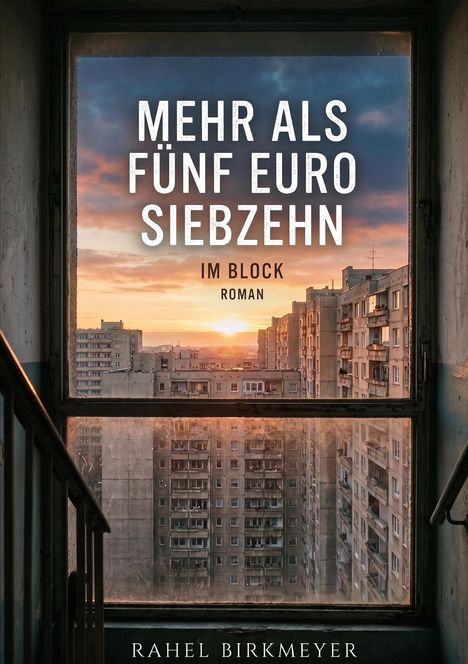 Text: “Mehr als fünf Euro siebzehn, im Block, Roman.” Blick aus einem Treppenhausfenster auf Plattenbauten im Sonnenuntergang.