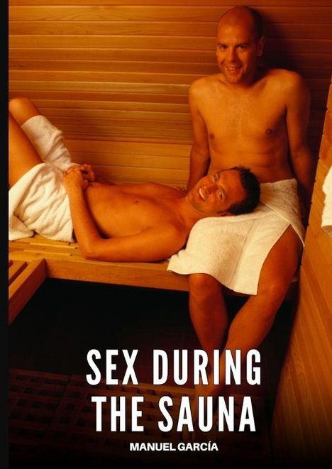 "SEX DURING THE SAUNA, MANUEL GARCÍA". Zwei Männer in Handtüchern sitzen und liegen in einer Holzsauna.