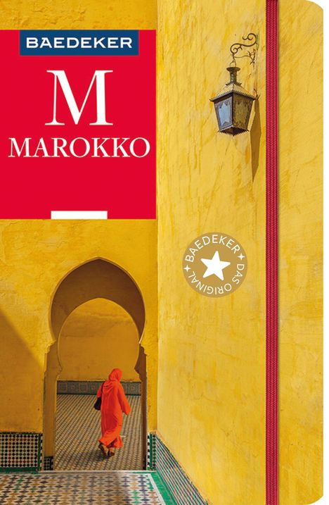 "Marokko" in großen weißen Buchstaben auf rotem Hintergrund. Eine Person in roter Kleidung durchschreitet einen gelben Torbogen.