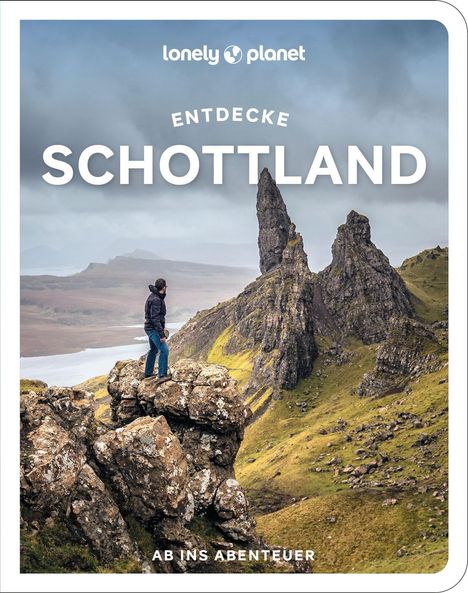 „Entdecke Schottland“ oben, „Ab ins Abenteuer“ unten. Eine Person steht auf Felsen, dahinter dramatische Hügel.