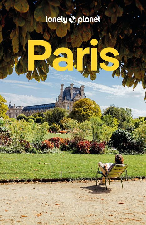 Der Text oben lautet "lonely planet" und darunter steht "Paris". Eine Person sitzt lesend auf einem Stuhl vor einem Schloss.