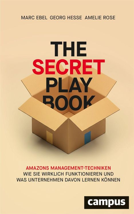 "THE SECRET PLAYBOOK" in Rot und Schwarz über einem offenen Karton auf beigem Hintergrund. Unten "campus".