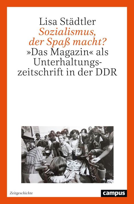 Text: Lisa Städler, Sozialismus, der Spaß macht? »Das Magazin« als Unterhaltungszeitschrift in der DDR.  
Schwarz-Weiß-Foto: Menschen bei einem Magazintisch.  
In Orange gerahmt.