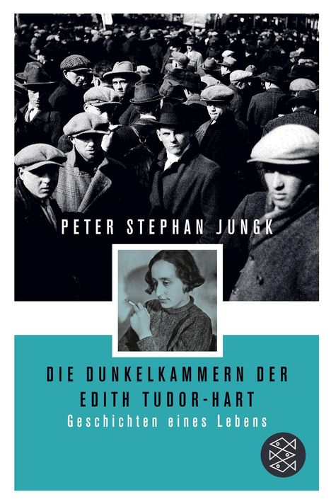 „Die Dunkelkammern der Edith Tudor-Hart: Geschichten eines Lebens“ von Peter Stephan Jungk. Schwarz-weißes Foto einer Menschenmenge. Eine Frau mit Zigarette.