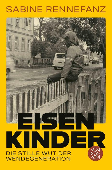 „Sabine Rennefanz: Eisenkinder. Die stille Wut der Wendegeneration“. Eine Person sitzt auf einem Holzzaun.