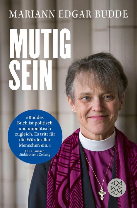 "Mariann Edgar Budde: MUTIG SEIN. »Buddes Buch ist politisch und unpolitisch zugleich.« Frau mit violetter Kleidung lächelt.