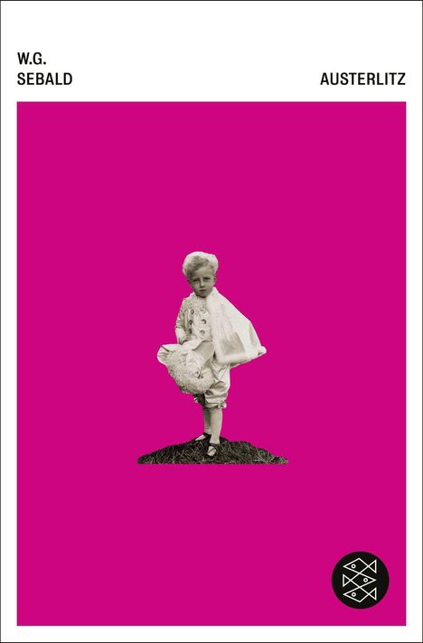 "W.G. Sebald Austerlitz." Ein Kind in historischer Kleidung steht vor einem kräftigen, pinken Hintergrund. Oben rechts ein Logo.