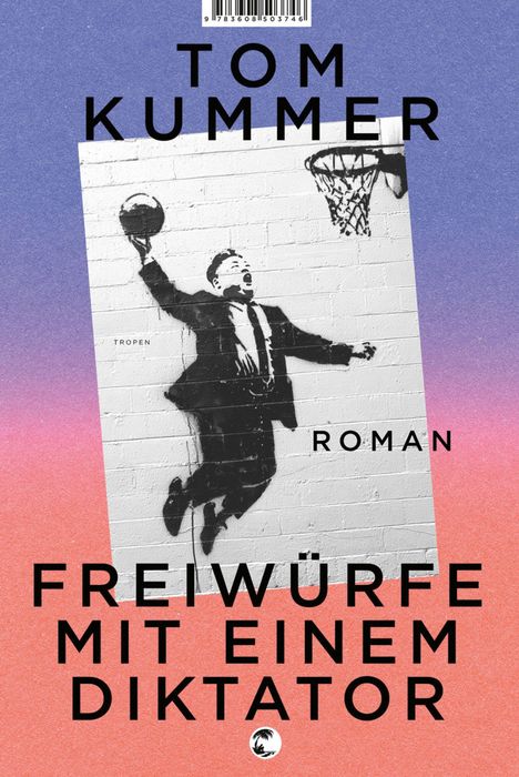 "Tom Kummer, Freiwürfe mit einem Diktator, Roman." Ein Mann im Anzug beim Basketball-Dunk. Farbverlauf von lila zu rosa.