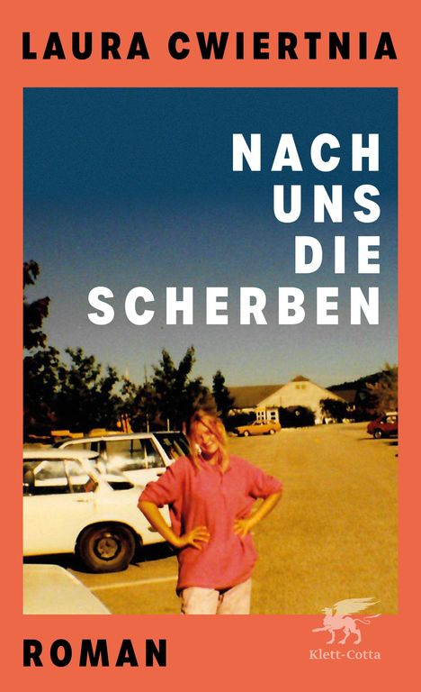 "LAURA CWIERTNIA NACH UNS DIE SCHERBEN ROMAN" in Großbuchstaben. Eine Person steht auf einem Parkplatz vor Autos.
