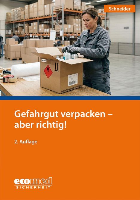 Titel: "Gefahrgut verpacken – aber richtig!", 2. Auflage. Frau verpackt im Lager Karton mit Gefahrgutlabel.