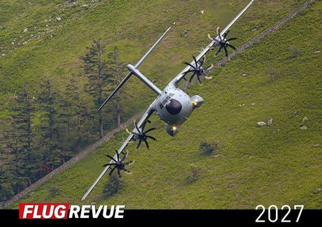 "FLUG REVUE, 2027". Ein graues Transportflugzeug mit vier Propellern fliegt über eine grüne, hügelige Landschaft.