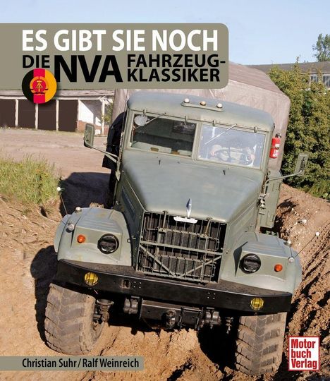 "ES GIBT SIE NOCH: DIE NVA FAHRZEUG-KLASSIKER". Ein großer, grüner Militärlastwagen fährt auf einer unebenen Straße.