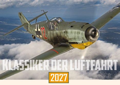 „KLASSIKER DER LUFTFAHRT 2027“. Ein historisches Flugzeug fliegt über eine Wolkendecke.