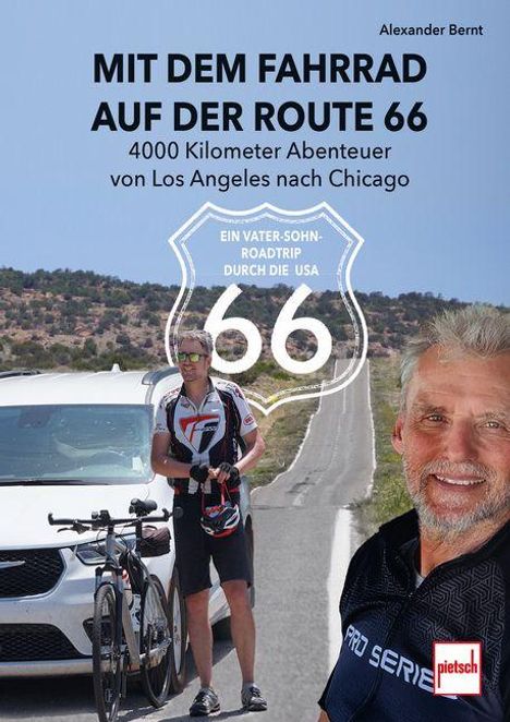 MIT DEM FAHRRAD AUF DER ROUTE 66. Ein Radfahrer und ein Mann stehen vor einem Auto; im Hintergrund eine Straße.