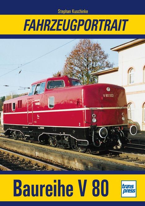 "Fahrzeugportrait. Baureihe V 80. Eine rote Lokomotive steht auf Gleisen vor einem Gebäude und Bäumen, blau-gelber Rand."