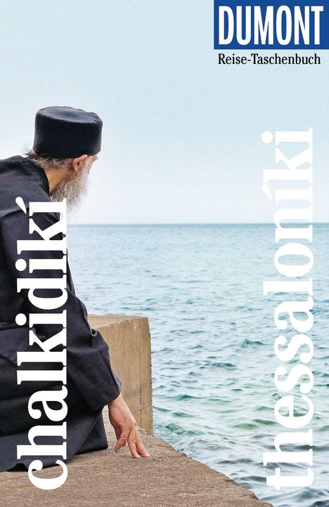 "chalkidikí", "thessaloníki"; ein Mann in schwarzer Kleidung schaut aufs Meer, mit blauem Himmel darüber.
