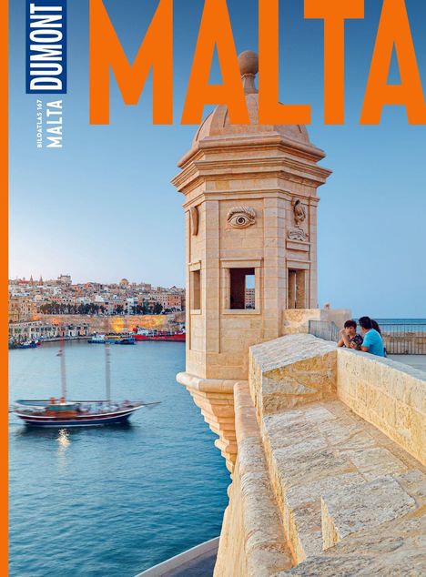 „MALTA, DUMONT, Bildatlas 167“. Ein historischer Wachturm überblickt das Meer, mit einer Stadt im Hintergrund.