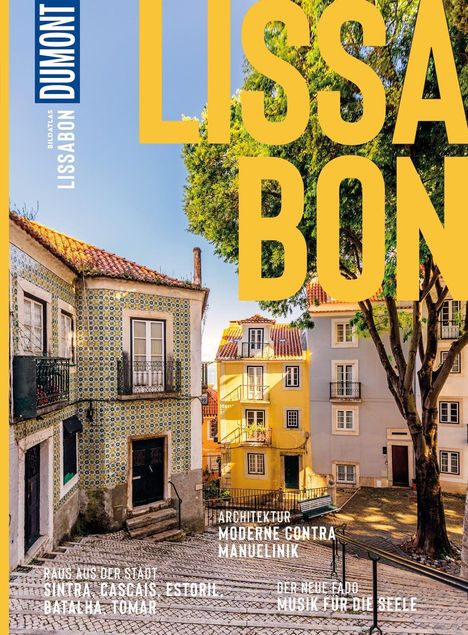 Große gelbe Schrift: "LISSABON". Kopfsteinpflasterstraße, bunte alte Gebäude, Bäume, mediterranes Flair.