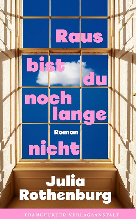 "Raus bist du noch lange nicht. Roman. Julia Rothenburg." Text vor einem Fenster mit blauem Himmel und einer Wolke.