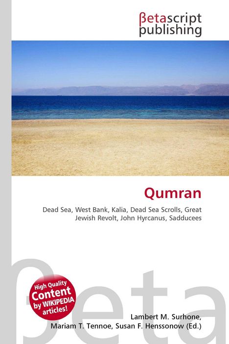 Betascript Publishing, Qumran, Dead Sea, West Bank. Meer und Hügel in der Ferne, beige Sand im Vordergrund.