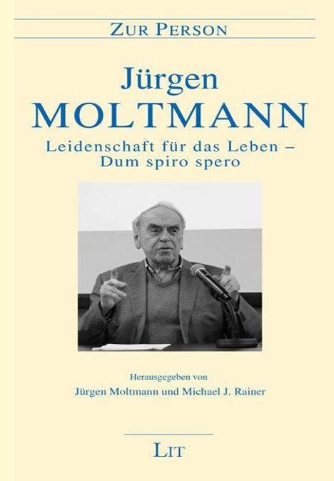 Zur Person: Jürgen Moltmann, Leidenschaft für das Leben – Dum spiro spero. Schwarz-weiß Foto eines sprechenden Mannes.