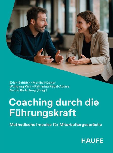 "Coaching durch die Führungskraft" steht in Weiß auf Türkis, darunter zwei Personen im Gespräch an einem Tisch.