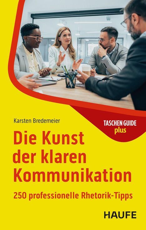 Gelber Hintergrund mit rotem Text: "Die Kunst der klaren Kommunikation." Darunter Bild von Kollegen im Gespräch.