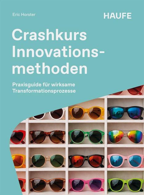 "Crashkurs Innovationsmethoden" und "Praxisguide für wirksame Transformationsprozesse" auf blauem Hintergrund; darunter Sonnenbrillen.