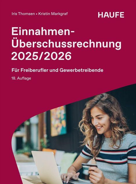 „Einnahmen-Überschussrechnung 2025/2026“ steht groß, darunter „Für Freiberufler und Gewerbetreibende“. Eine Frau mit Laptop.