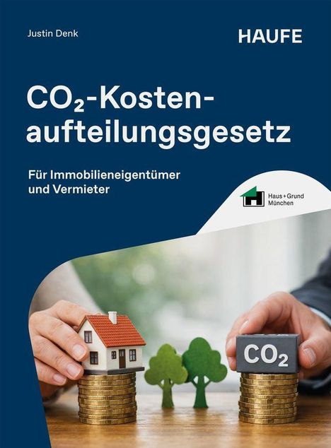 CO₂-Kostenaufteilungsgesetz. Für Immobilieneigentümer und Vermieter. Hände halten ein Haus und CO₂-Würfel auf Münzstapeln.