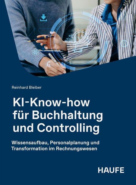 "KI-Know-how für Buchhaltung und Controlling" von Reinhard Bleiber, mit zwei Personen und digitalen Symbolen am Tisch.