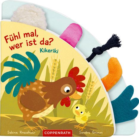 Text: "Fühl mal, wer ist da? Kikeriki". Ein Hahn beugt sich zu einem Küken vor. Elemente zum Fühlen ragen heraus.