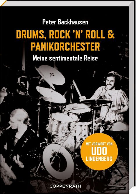 "Drums, Rock ’n’ Roll & Panikorchester" in gelber Schrift. Schwarz-weißes Foto von Musikern auf der Bühne.