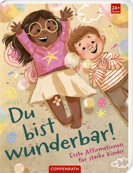 „Du bist wunderbar! Erste Affirmationen für starke Kinder.“ Zwei fröhliche Kinder, ein Mädchen und ein Junge, tanzen.