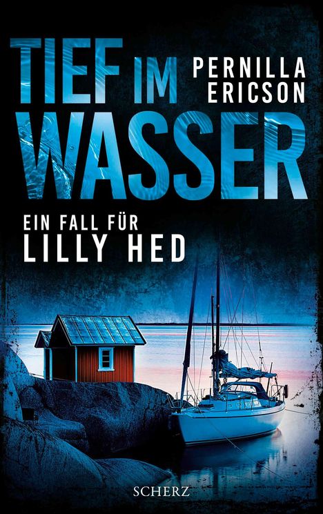TIEF IM WASSER, PERNILLA ERICSON, EIN FALL FÜR LILLY HED. Eine Hütte und ein Segelboot an einem felsigen Ufer bei Abenddämmerung.