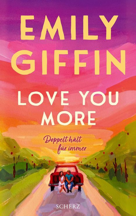 "Emily Giffin - Love You More. Doppelt hält für immer. Scherz." Ein Paar sitzt romantisch auf einem Auto bei Sonnenuntergang.