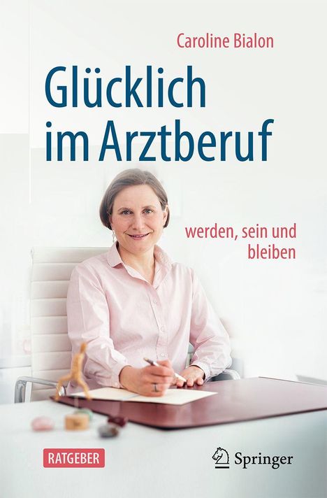 "Glücklich im Arztberuf", "Caroline Bialon", "RATGEBER". Eine Frau in rosa Hemd sitzt lächelnd am Tisch mit Schreibunterlagen.