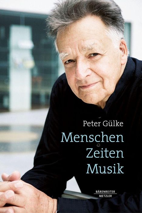 Text: "Peter Gülke, Menschen Zeiten Musik, BÄRENREITER METZLER". Ein älterer Herr lächelt leicht und hat die Hände gefaltet.